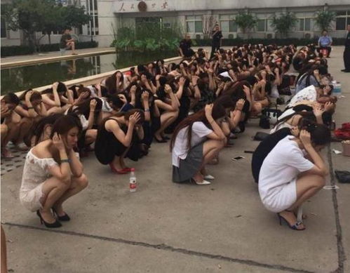 心痛妹子,好想去解救你们但是对面坐着的是警察叔叔