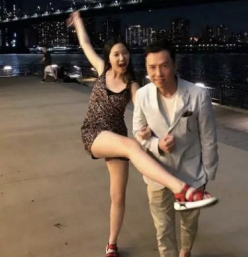 甄子丹晒全家福为爱妻庆生,16岁女儿成熟性感,神似超模老妈