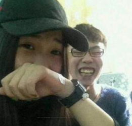 妹子,你的这个墨镜里能看到好多东西呢,以后还是长点儿心吧