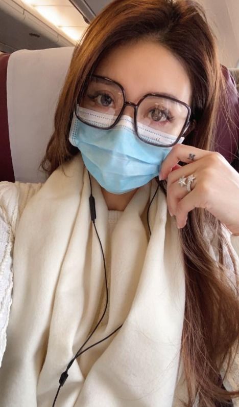 女星怕感染全副武装坐飞机,两层帽子口罩眼睛还不忘戴手套