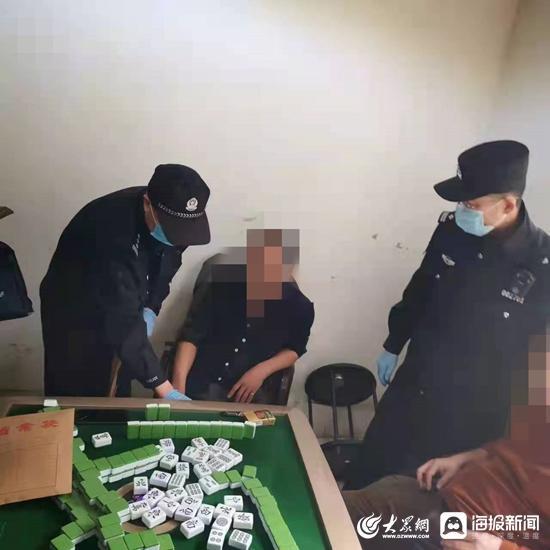 疫情期间聚众赌博齐都公安突袭现场5人被抓