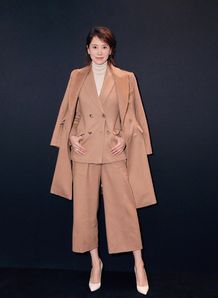 42岁海清真有勇气穿v领亮片裙无料可秀,还暴露了胯宽腿粗