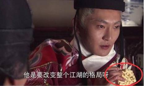 最搞笑的穿帮镜头,唐僧的衬衫亮了,明代的太监居然在吃沙琪玛