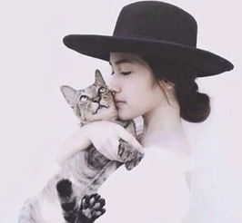 抱着猫的女生头像黑白