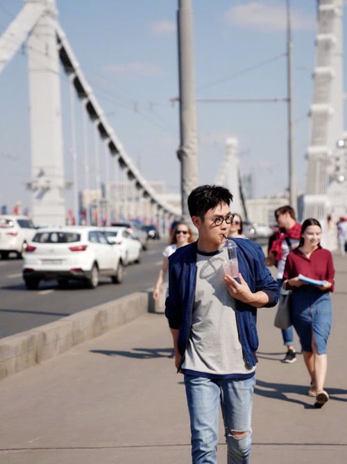 大鹏摘掉眼镜戴上口罩,秒变时尚型男,东北大衣上身打回原形