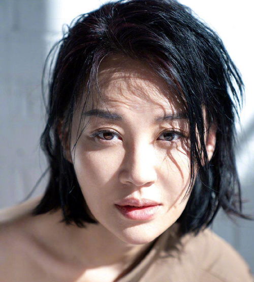 许晴50岁了,可剪短发穿皮衣,笑容甜美很多少女都比不上