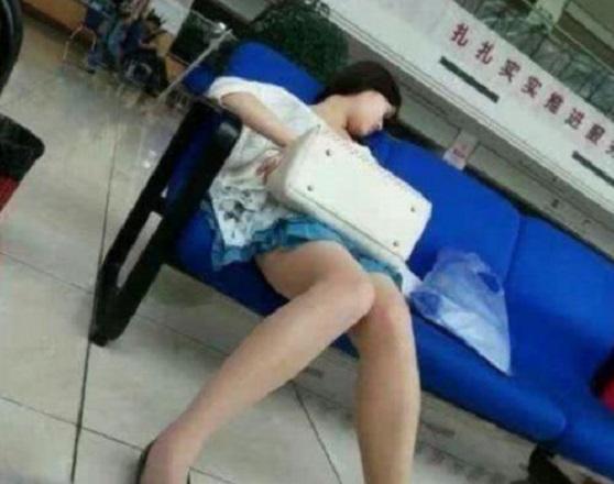每日一笑妹子是有多瞌睡啊,怎么这个坐姿就能睡着呢