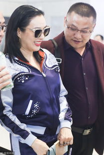 戏精上身钟丽缇机场挽粉丝表情搞怪