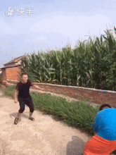 爆笑gif图看到什么了,姑娘的表情这么惊讶