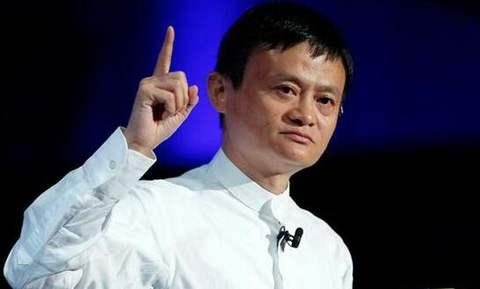 马云我对钱不感兴趣,我从来没碰过钱,旁边撒贝宁表情痛苦