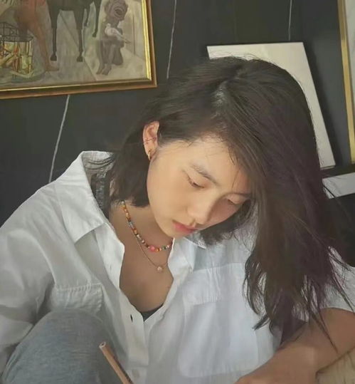18岁黄多多近照认不出,化妆穿着成熟,巴掌脸天鹅颈太优越