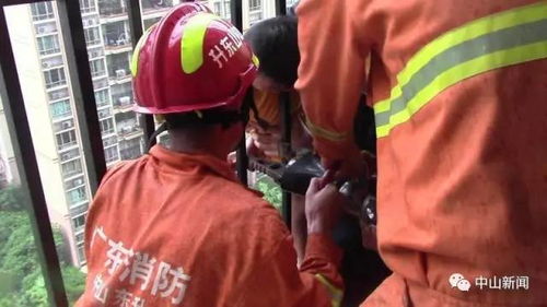 睇少阵都唔得东升一8厌星趁妈咪行开搞搞震,头卡防盗网身体悬空12楼阳台外....