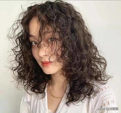 年底最火全头烫发型19款,蓬松瘦脸弹力好,越来越多女性这样烫