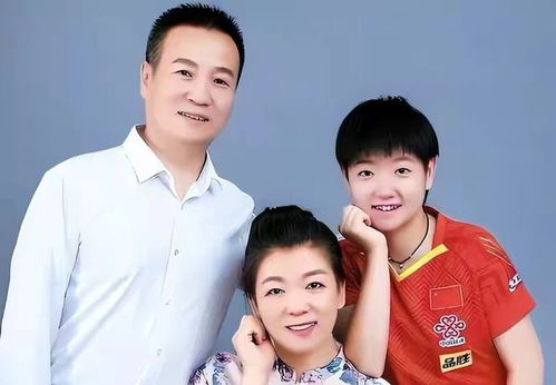 孙颖莎母女团聚,奔赴威海看望女儿,妈妈气质高贵,古典东方美人