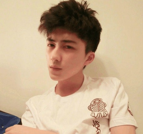 男士自拍,姿势很重要,分享几个自拍pose