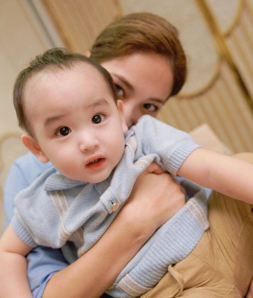 郑嘉颖与岳父齐庆生,两个可爱儿子成焦点