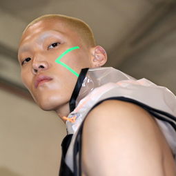 男装周mcm在天空中办秀穿彩虹装玩高空跳伞