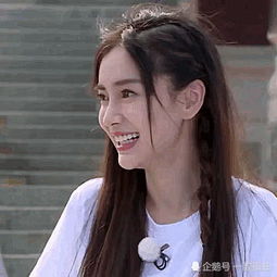 路人夸baby美颜终结者时,谁注意到宋雨琦表情,太明显了
