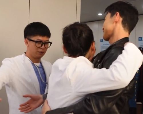 白敬亭城池营垒荧幕初吻,下意识动作太有趣,原谅我笑出声