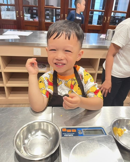 胡杏儿一家五口体验做月饼,亲子互动好温馨,三个儿子好帅好可爱