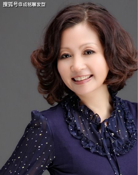 这才是六十岁女人最好看的发型,发量显多又好打理,白发更显气质