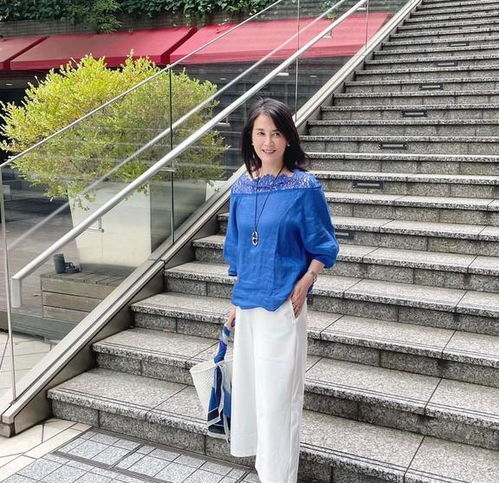 这才是50女性的穿搭,配色简单款式大方,优雅知性年轻10岁