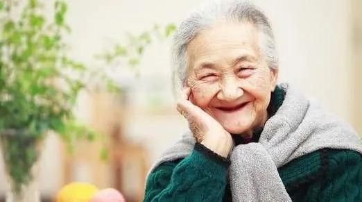 长寿的人,走路往往有4个表现,若占