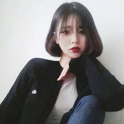 女生头像短发高冷口红艳丽