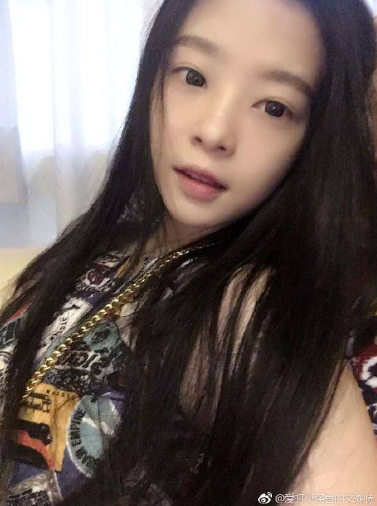 lol文森特的女儿出生后,半夜发微博介绍老婆,粉丝像冯提莫