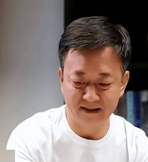 60岁朱军一家三口回河南孟津老家,头发乌黑精气神好重返央视