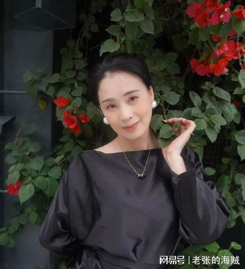 这才是50岁女人该有的打扮,裙穿长发剪短妆化淡,优雅又得体
