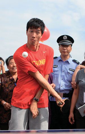 刘翔改打乒乓表情搞怪飞人走进新疆引轰动