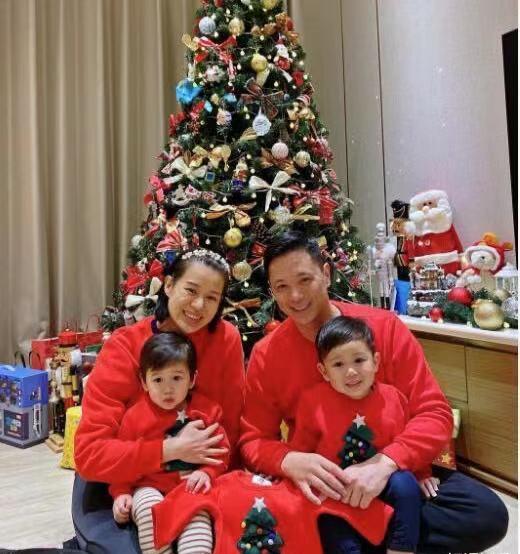 胡杏儿三胎是女儿老公晒一家五口照,三胎宝宝衣物像是裙装