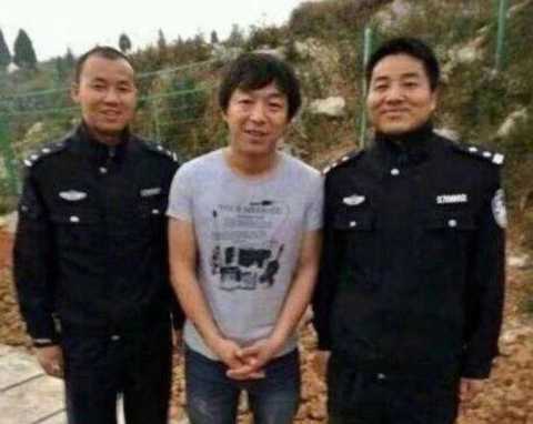 杨坤录制反诈视频,与警方同框站c位画风太搞笑,网友建议和警察叔叔合照不要站中间