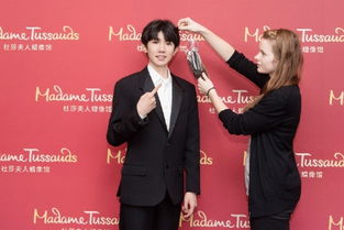 组图tfboys为孪生兄弟揭幕模仿蜡像表情合影画面搞笑