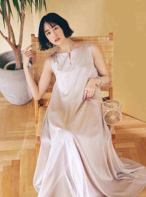 已经40岁的女人,夏季可以多穿过膝奶奶裙凉鞋,优雅又凉快