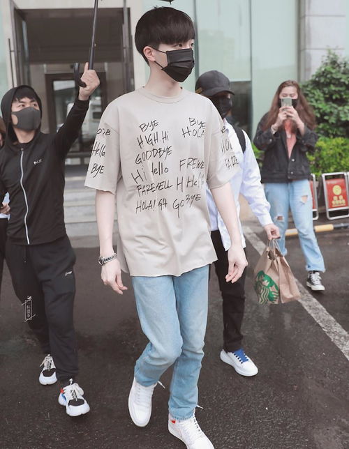陈立农穿卡通t恤,重回校园风好清爽,初夏减龄造型学起来